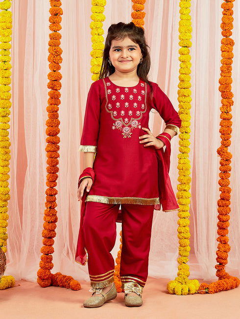 Girl's' Red Kurta Pyjama And Dupatta Set.
